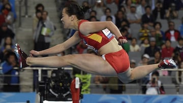 La atleta china Wu Shuijiao compite durante la prueba de 100 metros vallas en los Juegos Asi&aacute;ticos de 2014.
