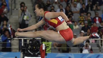 La atleta china Wu Shuijiao compite durante la prueba de 100 metros vallas en los Juegos Asiáticos de 2014.