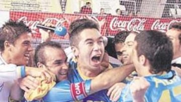 <b>CONQUISTA. </b>Paulinho, elegido mejor jugador del torneo, abrazado por sus compañeros.