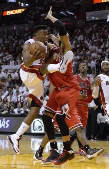 Miami 86 - Bulls 93 (0-1). Norris Cole (i) de los Heat en acción ante Taj Gibson (d) de los Bulls.