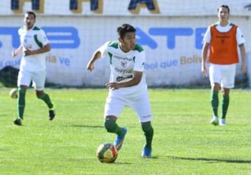 Erwin Saavedra con 19 años, ya ha sido citado a la selección mayor de Bolivia. Juega de volante ofensivo. 