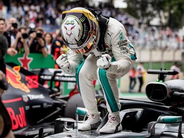 El piloto británico Lewis Hamilton de Mercedes celebra su victoria en el  Gran Premio de Brasil 
