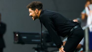 MADRID, 28/08/2024.- El entrenador del Atlético de Madrid Diego Simeone durante el partido de la tercera jornada de LaLiga que Atlético de Madrid y RCD Espanyol disputan hoy miércoles en el estadio Metropolitano, en Madrid. EFE/Mariscal