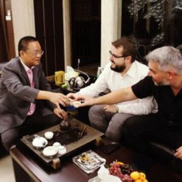 Chen Yansheng brinda con los enviados especiales de AS a China.