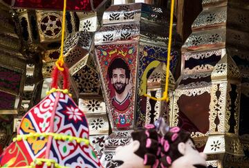 Linterna de Ramadán con la imagen del delantero egipcio del Liverpool Mohamed Salah colgada a la venta en un mercado en el distrito central Sayyida Zeinab de la capital de El Cairo.