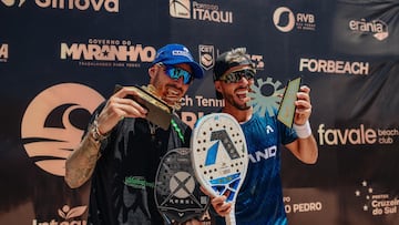 El tenista español Antomi Ramos y el italiano Mattia Spoto celebran su victoria en el BT 200 de Tenis Plata de Açailandia, Maranhão (Brasil)
