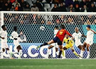 España 1-0 Zambia: Magnífica combinación de España que terminó en un remate desde la frontal del área de Tere Abelleira.