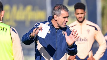 Gaizka Garitano, dando instrucciones en el entrenamiento de este jueves.