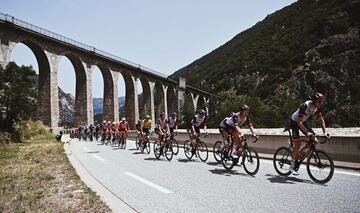 El pelotón durante la decimoquinta etapa del Tour de Francia 2021.