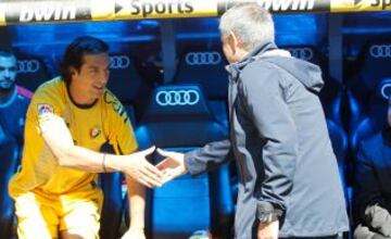 Mourinho saluda a Ricardo en la despedida de éste del fútbol profesional.