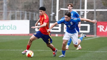 Iker Quintero conduce la pelota ante Italia.