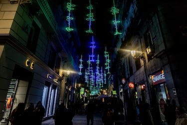 Madrid ilumina sus calles con más de 13 millones de luces LED en 240 puntos de la ciudad, destacando un árbol de 37 metros en Sol, un túnel luminoso en Gran Vía y un ángel gigante de 18 metros en Colón.
