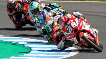 Motegi (Japan), 25/09/2022.- Spanish Moto3 rider Izan Guevara (R) of the Autosolar GasGas Aspar Team leads Japanese Moto3 rider Ayumu Sasaki (2-R) of Sterilgarda Husqvarna Max team, Italian Moto3 rider Dennis Foggia of Leopard Racing team and Spanish Moto3 rider Jasume Masia of Red Bull KTM Ajo team during the Japan Motorcycling Grand Prix Moto3 race in Motegi, Tochigi Prefecture, north of Tokyo, Japan, 25 September 2022. Guevara won the race. (Motociclismo, Ciclismo, Japón, Tokio) EFE/EPA/KIMIMASA MAYAMA
