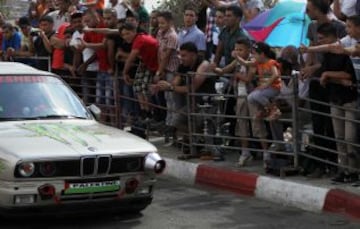 Carrera de coches en las calles de Palestina