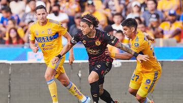 (L-R), Joaquin Montecinos of Tijuana and Jesus Angulo of Tigresduring the game Tigres UANL vs Tijuana, corresponding Round 03 the Torneo Apertura 2022 of the Liga BBVA MX at Universitario Stadium, on July 17, 2022.
<br><br>
(I-D), Joaquin Montecinos de Tijuana y Jesus Angulo de Tigres durante el partido Tigres UANL vs Tijuana, correspondiente a la Jornada 03 del Torneo Apertura 2022 de la Liga BBVA MX en el Estadio Universitario, el 17 de julio de 2022.