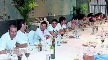 <b>UNIDAD Y CONVENCIMIENTO PLENO. </b>El plantel de Campos se conjuró en el Mesón La Torre antes del maratón prenavideño.