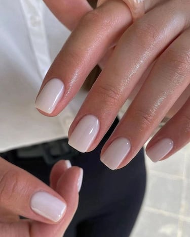 Los colores de uñas cortas que se pondrán de moda para finales de abril 2026