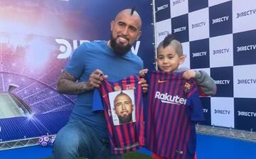 El mediocampista chileno es toda entrega dentro y fuera del campo. El actual futbolista del Inter de Milán no suele hacer públicos sus actos altruistas, pero hay algunos que han sido documentados. Desde 2015, a través de las fundaciones Deportistas por un sueño y Fundación Arturo Vidal, 'El Rey Arturo' realiza una labor solidaria para favorecer a niños que tienen pocas oportunidades, debido a condiciones socioeconómicas o porque sufren alguna enfermedad crónica. "Para mi es muy importante ayudar a los niños que lo necesitan, a los niños que luchan día a día por su vida. Creo que es una de las cosas más linda que uno puede hacer", indicó el futbolista en entrevista con Bundesliga en español. En junio de 2020, Arturo Vidal donó cajas de alimentos y aseo a campamentos en Cerro Navia a personas en situación de extrema pobreza.