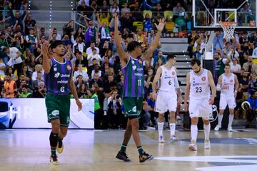 Los jugadores del club malague?o celebran la victoria tras finalizar el partido.