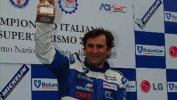 <b>EN LO MÁS ALTO.</B> El piloto italiano ha dejado patente la capacidad de superación del ser humano.