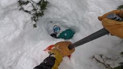 Francis Zuber, con una pala, saca nieve de un tree well para desenterrar a Ian Steger, en Mt Baker (Washington, Estados Unidos) en marzo del 2023. 