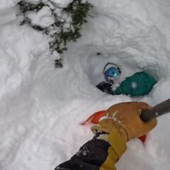 Un hombre enterrado en la nieve, salvado de milagro
