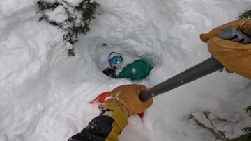 Francis Zuber, con una pala, saca nieve de un tree well para desenterrar a Ian Steger, en Mt Baker (Washington, Estados Unidos) en marzo del 2023.