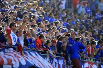 La hinchada azul presente en Chillán festeja el hasta ese momento triunfo parcial.