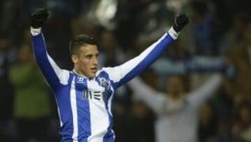 Tello, con un 'hat-trick', tumba al Sporting y da aire al Oporto