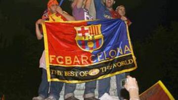 Más 40.000 aficionados celebran en Canaletas el título del Barcelona