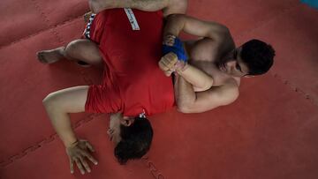 El campeón afgano de MMA Ahmad Wali Hotak, durante un entrenamiento en Kabul.