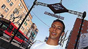 <B>INUSUAL.</b> Iriney rompe el arquetipo de futbolista de Primera División con coche lujoso. El centrocampista brasileño prefiere el Metro para desplazarse por Madrid.