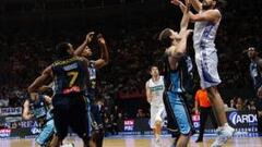 Charles Smith fulmina al Estu con recital de triples