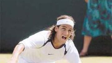 <b>CON GANCHO. </b>Feliciano López enloquece a las aficionadas británicas en Wimbledon.