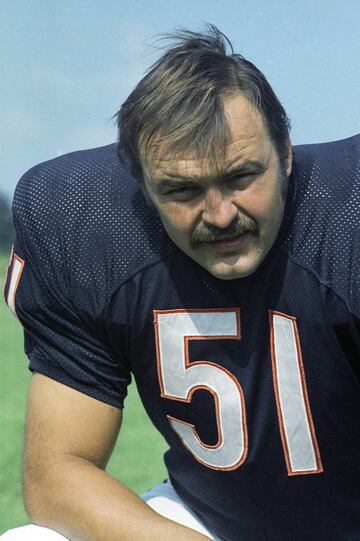 En 1964, Chicago adquirió una selección de primera ronda para el draft del año siguiente de manos de Steelers. Cuando dicho evento de reclutamiento llegó, Bears tomaron a Butkus, uno de los mejores defensivos en la historia de la organización. Ese mismo año también reclutaron al corredor Gale Sayers.