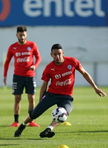 Mauricio Isla ya entrena a la par de los seleccionados locales.