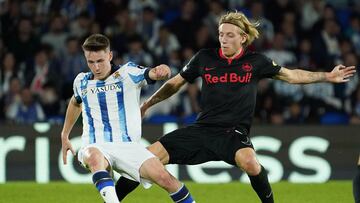 Real Sociedad's Spanish midfielder #22 Benat Turrientes (L) fights for the ball with Salzburg's Danish midfielder #18 Mads Bidstrup during the UEFA Champions League first round group D football match between Real Sociedad and FC Salzburg at the Anoeta stadium in San Sebastian on November 29, 2023. (Photo by CESAR MANSO / AFP)