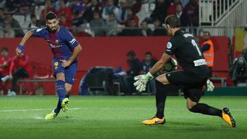 Soccer Football - Santander La Liga - Girona vs FC Barcelona - Estadi Montilivi, Girona, Spain - September 23, 2017 Barcelona’s Luis Suarez scores their third goal REUTERS/Albert Gea