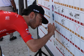 Marc Cabedo, en un control de firmas antes de una etapa del Tour de Omn (Davide Terraneo JCL Team Ukyo)