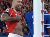 Henry y Seedorf atacan a Prestianni; Sneijder fulmina a Otamendi