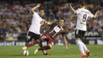 López Garai disputa un balón con Parejo.