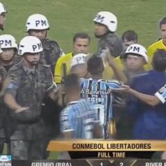La policía saca escoltado al árbitro en Gremio-River