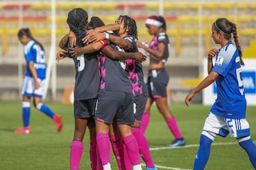 Santa Fe se quedó con el segundo clásico del año al vencer en Techo 0-3 a Millonarios que jugó de local. Ysaura Viso, Fany Gauto y Diana Celis marcaron los goles de la victoria. Con 15 puntos lideran el Grupo A y las Embajadoras se quedaron con 7 en el segundo puesto.