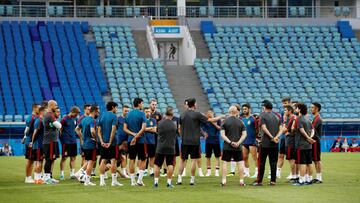 Hierro dialoga con sus futbolistas en Sochi.