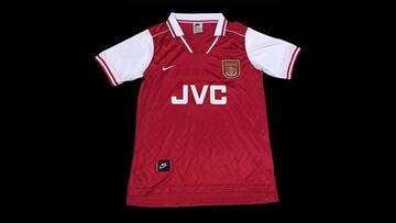 Arsenal tuvo un compañero inseparable desde 1982 hasta 1999: la marca JVC, una compañía japonesa de dispositivos electrónicos para los mercados doméstico y profesional. Muchos seguidores 'gunners', al ver el logo, se acordarán de Vieira, Anelka, Bergkamp...
