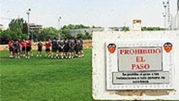 <B>NO ES LO QUE PARECE</B>. A pesar de la advertencia del cartel de la Ciudad Deportiva de Paterna, el Valencia cedió sus instalaciones al Alavés para preparar el partido contra el Villarreal.