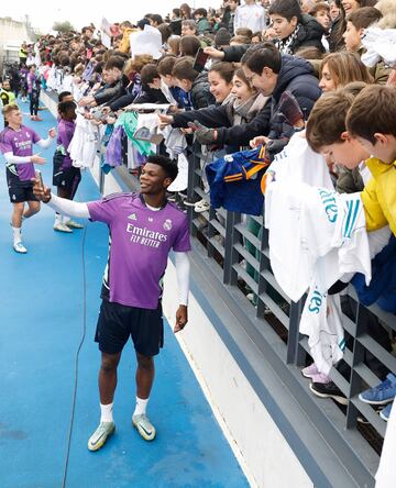 Aurlien Tchouamni se fotografa con los aficionados presentes en el entreno.