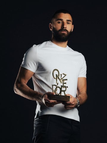 Benzema posa con el Onze D&#039;Or de la temporada 2021-22.