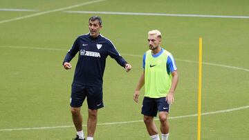 Muñiz, entrenador del Málaga, durante un entrenamiento.