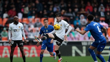 El centrocampista del Valencia Javi Guerra (c) controla la pelota durante el partido de la jornada 28 de la Liga EA Sports que disputaron Valencia y Getafe en el estadio de Mestalla en el curso 23-24.